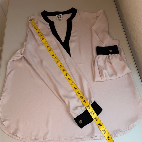 Elegant ANNE KLEIN Women's Blouse with Black Trim Size Medium. - Picture 10 of 16